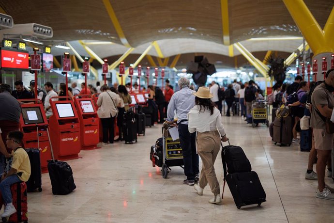 Varias personas en el Aeropuerto Adolfo Suárez Madrid-Barajas, a 28 de junio de 2024, en Madrid (España).