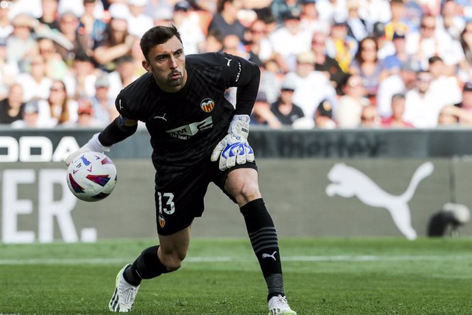 Archivo - Cristian Rivero of Valencia in action during the Spanish league, La Liga EA Sports, football match played between Valencia CF and Real Deportivo Alaves at Mestalla stadium on May 5, 2024, in Valencia, Spain.