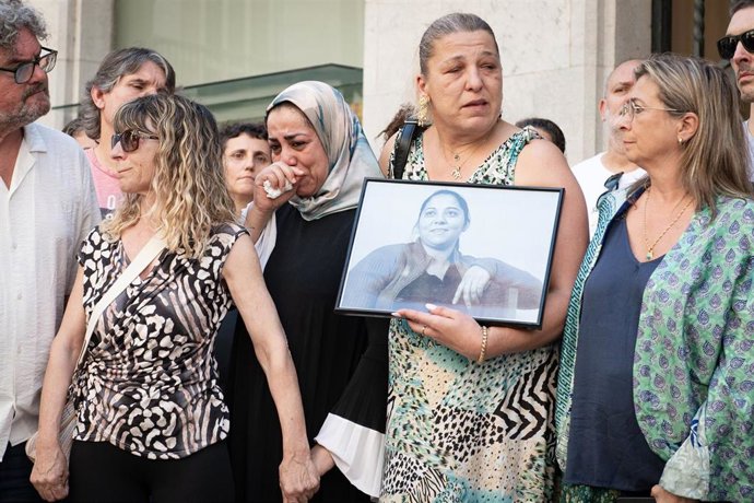 Compañeras y amigas de la fallecida durante el minuto de silencio por los dos muertos en una pelea en el barrio Font de la Pólvora, ante el Ayuntamiento de Girona, a 25 de junio de 2024, en Girona, Catalunya (España)