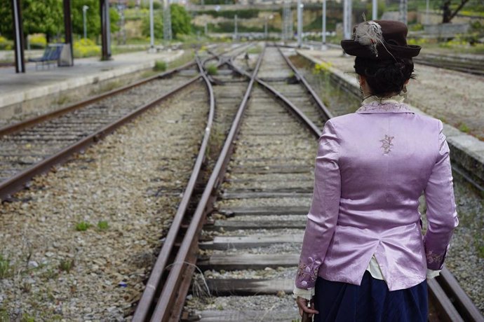 Archivo - Una actriz en al recreación que recibe a los viajeros en la estación de Segovia.