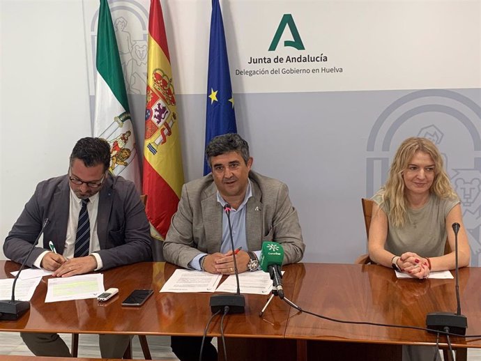 El delegado de la Junta en Huelva, José Manuel Correa (centro), y el delegado territorial de Fomento, Jaime Pérez.