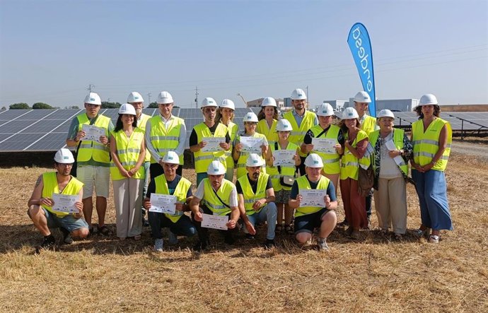 Entrega de los diplomas de los 15 usuarios de Faisem que  han participado en el programa piloto de formación para generar oportunidades de empleo en el sector medioambiental.