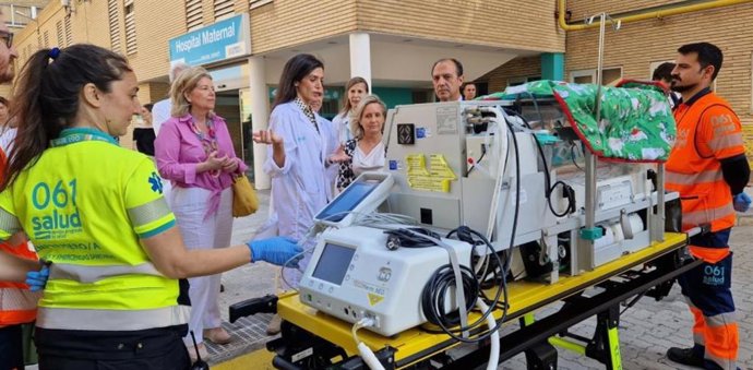 La pediatra Beatriz Curto y la gerente del 061, Marta Sampériz, explican al consejero de Sanidad, José Luis Bancalero, el dispositivo preparado para este transporte sanitario.
