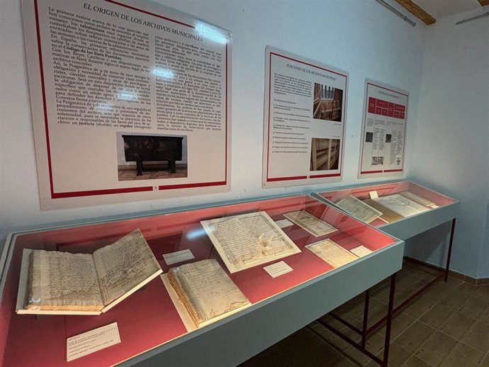 Una exposición en Monroy (Cáceres) saca a la luz documentos históricos de su archivo municipal