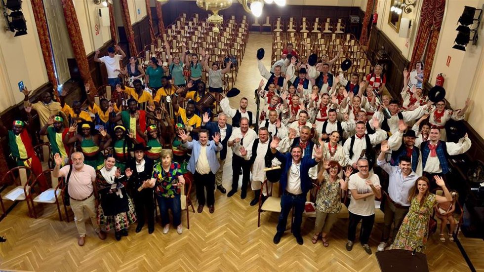 Participantes del Festival Internacional de Folclore en Ciudad Real, durante la recepción en el Ayuntamiento.
