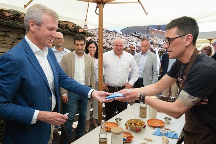 El presidente de la Xunta, Alfonso Rueda, visita la feria Corazón de Artesanía, en Agolada (Pontevedra)