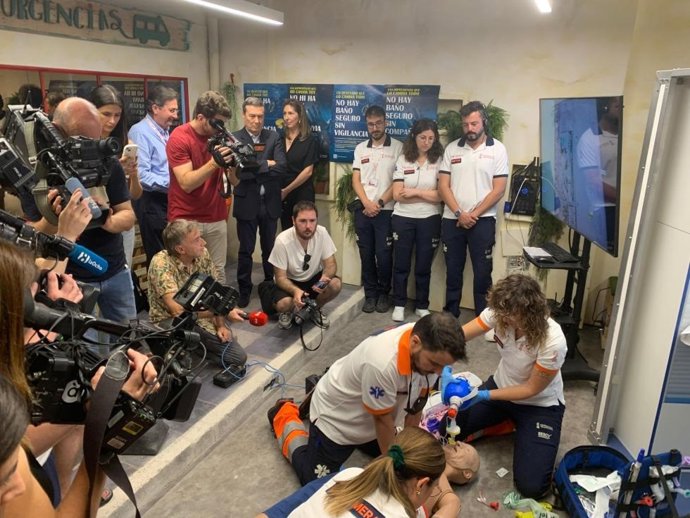 Simulación sobre cómo intervienen los profesionales de emergencias ante un ahogamiento durante la presentación de la campaña de concienciación de la Conselleria de Sanidad