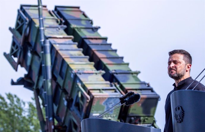 FILED - 11 June 2024, Mecklenburg-Vorpommern, ---: Volodymyr Zelenskyy, President of Ukraine, stands in front of the "Patriot" air defense missile system at a military training area in Mecklenburg-Vorpommern during a visit to a training of Ukrainian soldi