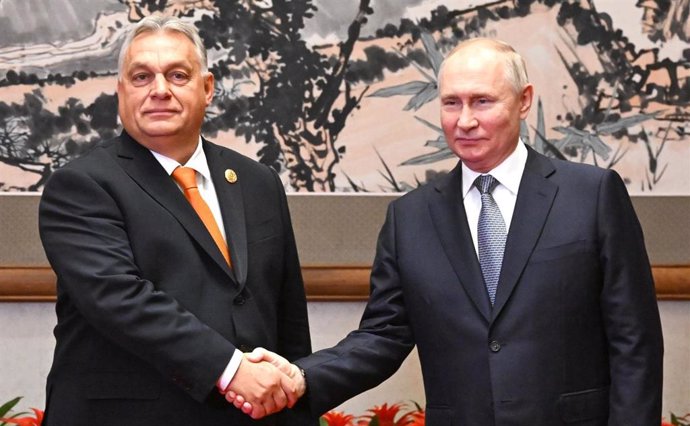 Archivo - Viktor Orbán y Vladimir Putin en Pekín, en una imagen de archivo.