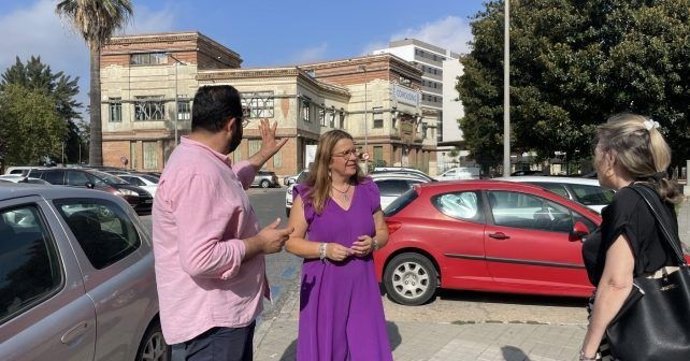 La secretaria de Organización del PSOE de Huelva y diputada provincial, Rosa Tirador,  frente a la antigua estación de tren.