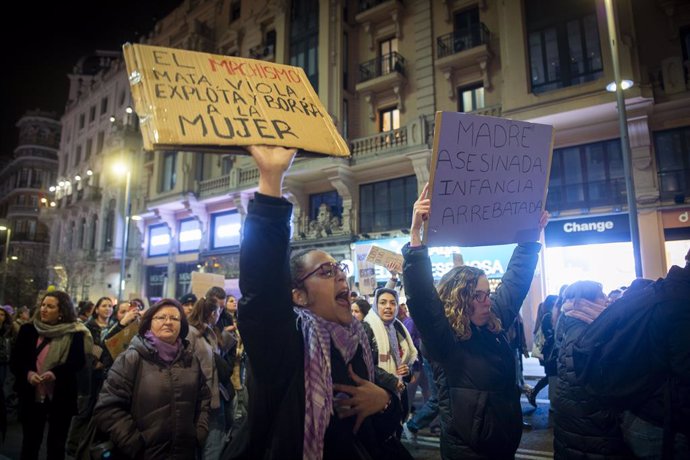 Archivo - Decenas de mujeres durante la manifestación convocada por el Movimiento Feminista de Madrid por el Día Internacional de la Mujer, a 8 de marzo de 2024, en Madrid (España). El Movimiento Feminista de Madrid ha convocado esta protesta bajo el lema