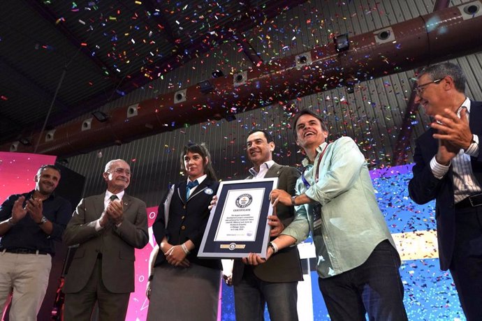 El presidente andaluz, Juanma Moreno, recoge el Guinness World Records 'Largest Sustainable development projet competition' en Talent Land.