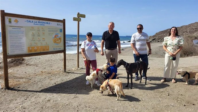 Inauguración de la playa canina en Cuevas del Almanzora.