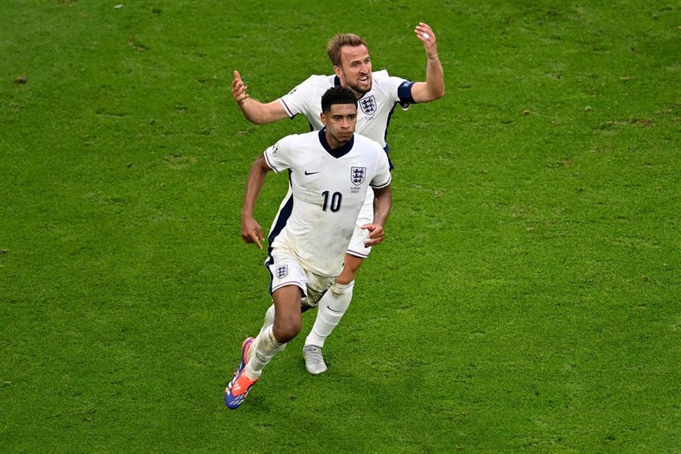 England's Jude Bellingham celebrates with Harry Kane after scoring his side's first goal during the UEFAEURO2024 round of 16 soccer match between England and Slovakia at the Schalke Arena