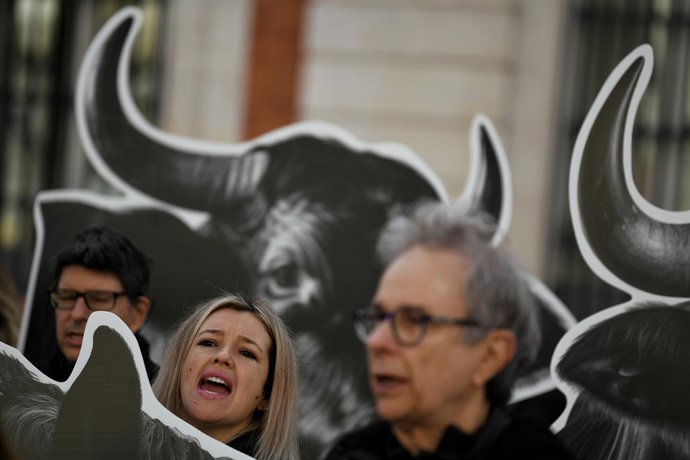Archivo - Varias personas muestran banderas y pancartas con imágenes de toros, durante una manifestación en contra de la tauromaquia, en la Puerta del Sol, a 27 de noviembre de 2023, en Madrid (España).