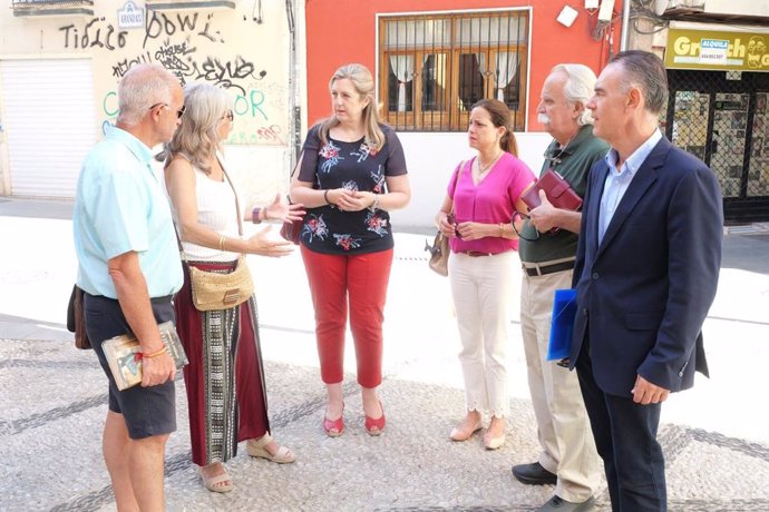 Visita de Vox al barrio de Boquerón de Granada.