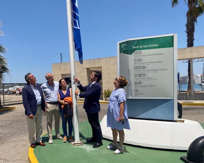 Izado de la bandera azul en el Puerto Deportivo de Isla Cristina (Huelva).