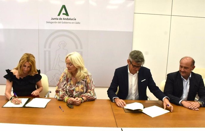 Mercedes Colombo y Sebastián Hidalgo en la firma del protocolo.