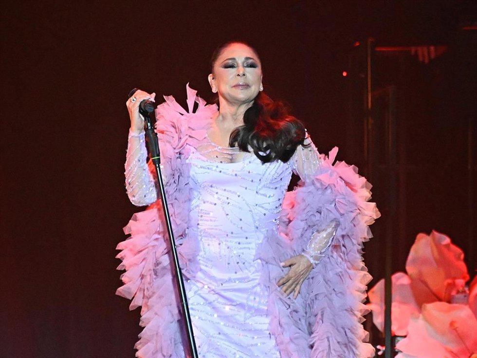 Archivo - Isabel Pantoja sobre el escenario durante su concierto de su gira 50 aniversario en el WiZink Center, a 13 de abril de 2024, en Madrid (España)
