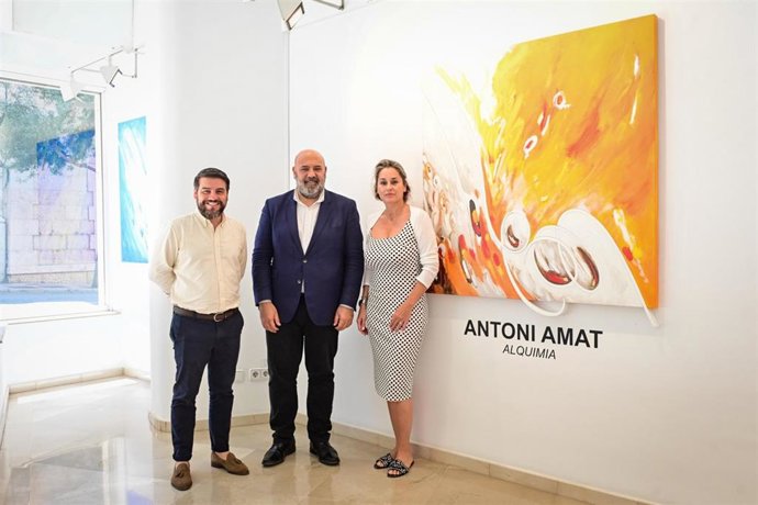 Martínez visita la galería Gabriel Vanrell, que acoge actualmente la exposición de Antoni Amat 'Alquímia'.