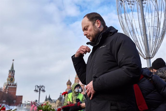 Archivo - El político opositor y publicista Vladimir Kara Murza se persigna en el lugar de la muerte de Boris Nemtsov en Moscú.