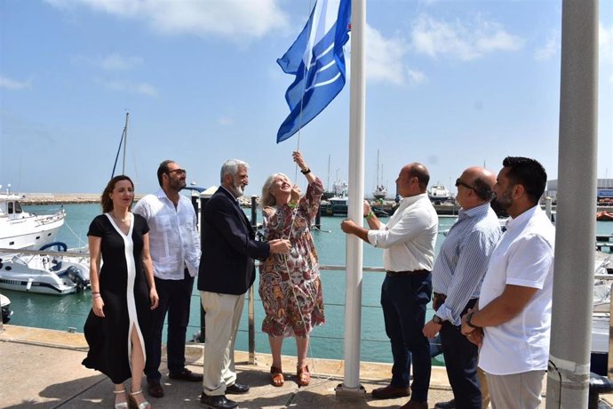 Mercedes Colombo izando la bandera azul en el puerto de Chipiona.