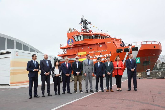 Foto de familia durante la presentación del nuevo buque remolcador ‘Heroínas Sálvora’, en el Puerto de Las Palmas, a 5 de julio de 2024, en Las Palmas de Gran Canaria, Gran Canaria, Canarias (España). El buque ha supuesto una inversión de 52,5 millones de