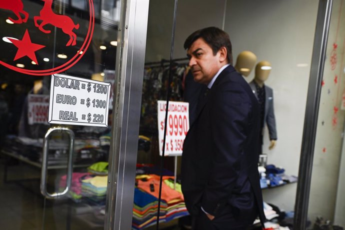 Archivo - 10 January 2024, Argentina, Buenos Aires: The exchange rate of the Argentinian peso against the US dollar, the euro and the Brazilian real is displayed in the window of a clothes store.