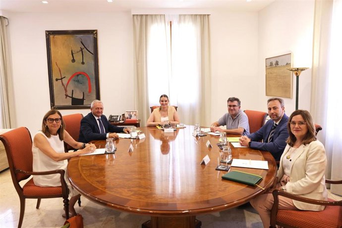 Prohens se reúne con representantes de Cooperativas Agroalimentarias.