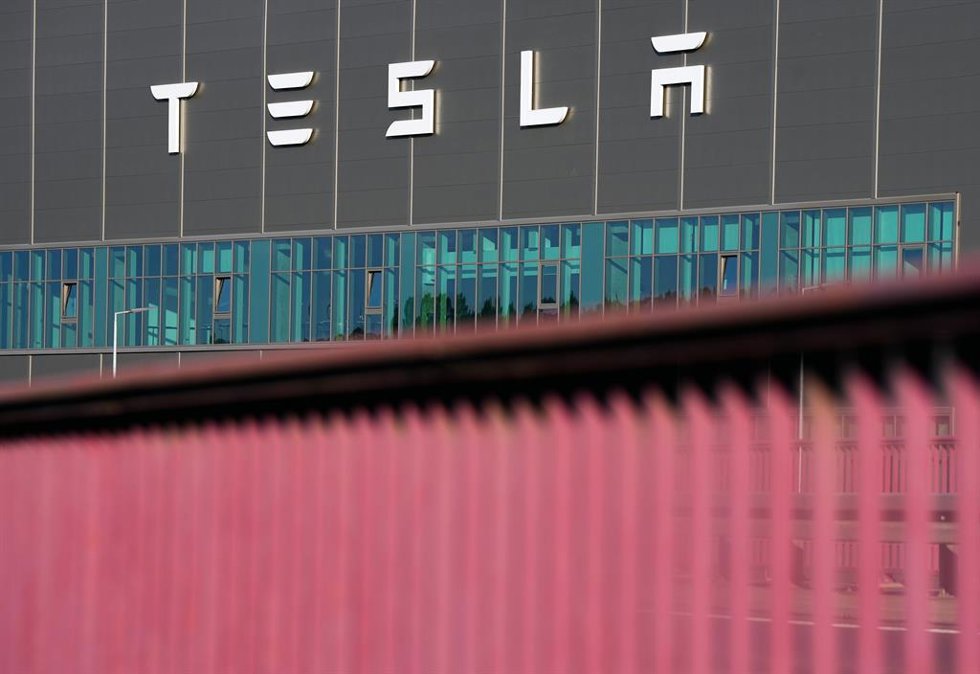 Archivo - dpatop - 17 May 2024, Brandenburg, Grünheide: The lettering "Tesla" is on the faade of a Tesla Gigafactory building. The railings of the bridge on the L38 road can be seen in the foreground. 