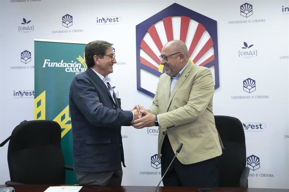 Archivo - Ricardo López-Crespo (izda.) y Manuel Torralbo se dan la mano tras la firma del convenio.