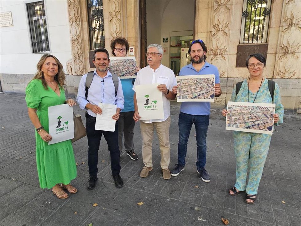 Dobladez (2 izda.) ante la sede municipal de Gran Capitán.