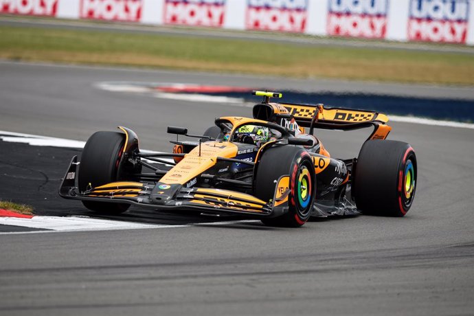 04 NORRIS Lando (gbr), McLaren F1 Team MCL38, action during the Formula 1 Qatar Airways British Grand Prix 2024, 12th round of the 2024 Formula One World Championship from July 5 to 7, 2024 on the Silverstone Circuit, in Silverstone, United Kingdom - Phot