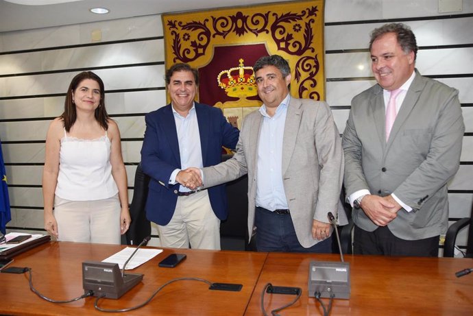 Firma del acta de devolución de la Residencia de Tiempo Libre de Punta Umbría (Huelva).