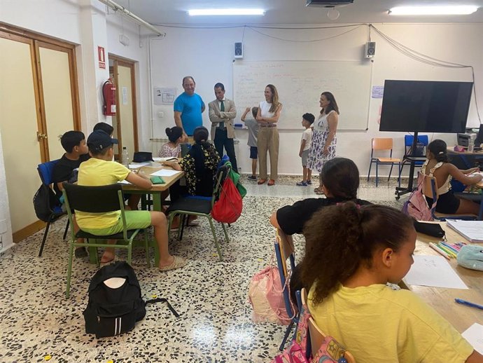 El delegado de Desarrollo Educativo, Francisco José Solano (2i), con participantes en el programa.