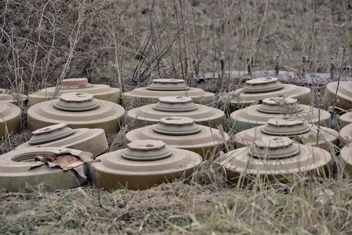 Archivo - November 16, 2022, Kherson Region, Ukraine: Land mines are arranged on the ground near a bridge destroyed by Russian troops, Kherson Region, southern Ukraine.