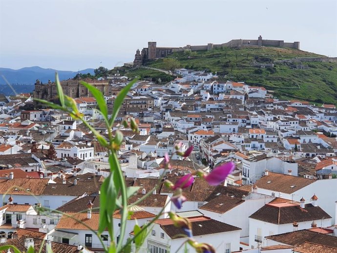 Archivo - Aracena con su castillo al fondo.