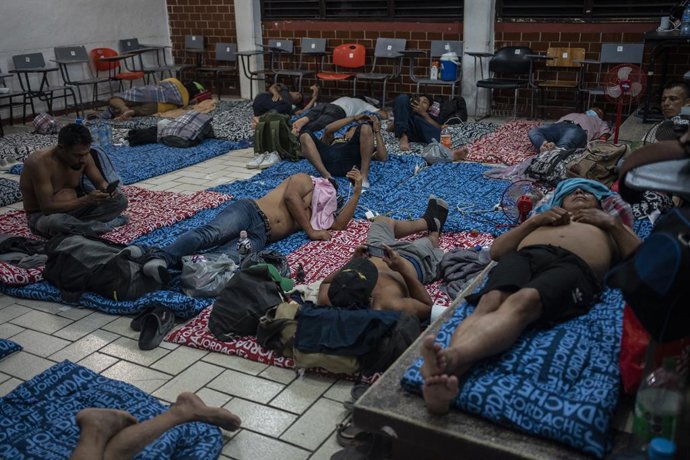 04 July 2024, Mexico, Tulum: Families sleep in an emergency shelter ahead of the arrival of Hurricane Beryl. 