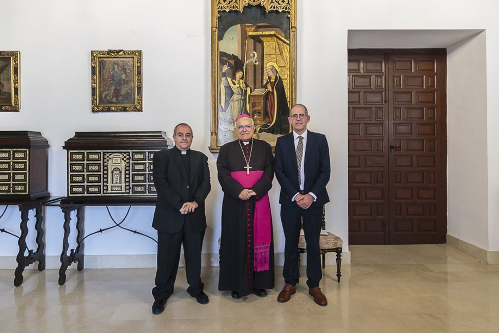 El obispo, Demetrio Fernández, (centro), entre el nuevo delegado episcopal de Cáritas Diocesana, Antonio Reyes (izda.), y el nuevo director de Cáritas, Darío Reina.