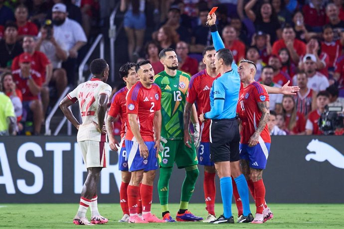 Futbol, Chile vs Canada. Fase de grupos, Copa America 2024. El arbitro Wilmar Roldan muestra tarjeta roja al jugador de Chile Gabriel Suazo durante el partido de Copa America contra Canada por el grupo A disputado en el estadio Exploria  en Orlando,