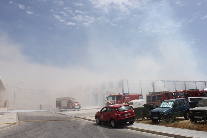 Archivo - Incendio en una nave industrial de Vélez-Málaga