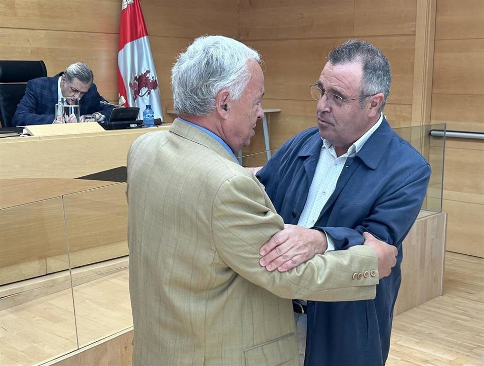 El consejero de Cultura, Gonzalo Santonja (izda), y el portavoz del Grupo Socialista en la Comisión de Cultura, Turismo y Deporte de las Cortes de Castilla y León, José Ignacio Martín Benito, se saludan antes del inicio de la sesión.