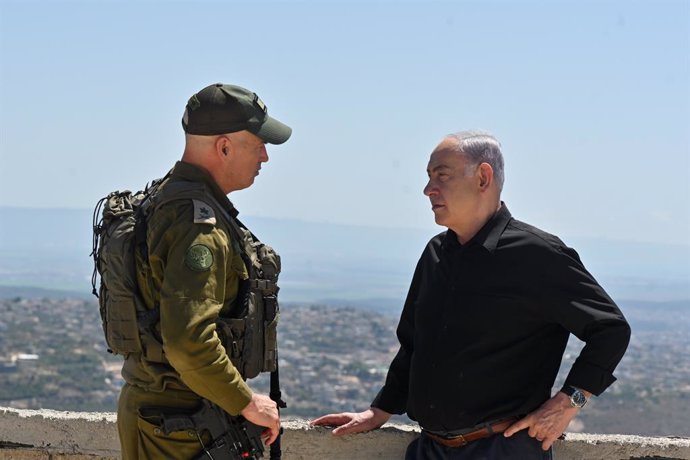 HANDOUT - 26 June 2024, Israel, Galilee: Israeli Prime Minister Benjamin Netanyahu (R) stands with Head of Northern Command, Major General Ori Gordin, during a visit to a brigade-level exercise in the Galilee. Photo: Koby Gideon/GPO/dpa - ATTENTION: edito