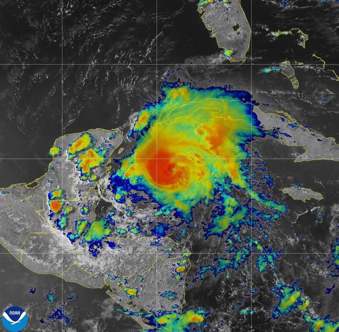 El huracán 'Beryl', ahora convertido en tormenta tropical, a su paso por México