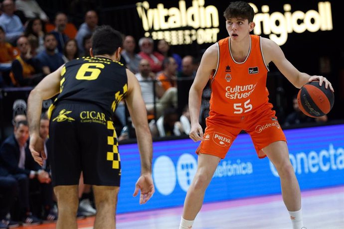 Sergio de Larrea, durante un partido con el Valencia Basket.