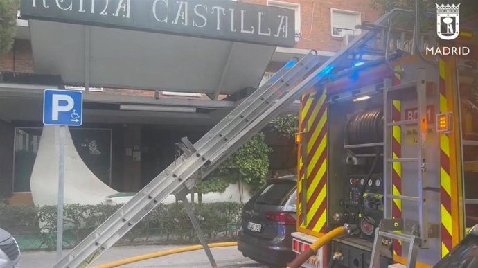 Sucesos.- Bomberos extinguen un incendio en cuarto de contadores que afectó a un edificio de viviendas en Chamartín