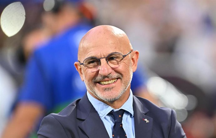 30 June 2024, North Rhine-Westphalia, Cologne: Spain coach Luis de la Fuente reacts ahead of the UEFAEURO2024 round of 16 soccer match between Spain and Georgia at the Cologne Stadium. Photo: Marius Becker/dpa