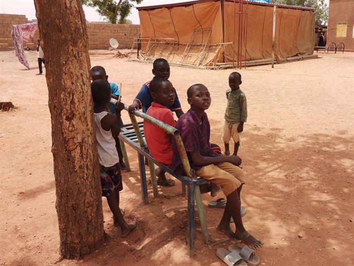 Un grupo de niños desplazados en un centro para desplazados en Karari, Sudán