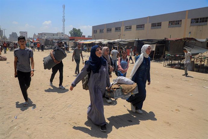 Gazatíes huyen del este de Jan Yunis, en el sur de la Franja de Gaza, tras una orden de evacuación del Ejército israelí