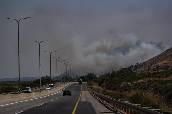 El humo sale de una zona alcanzada por cohetes lanzados desde el sur de Líbano, en la frontera norte de Israel con Líbano